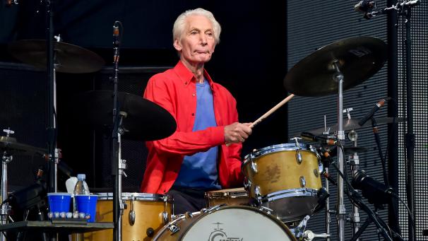 <p>Charlie Watts an seiner Schießbude.</p>