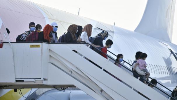 <p>Am Dienstag landete erneut ein Charterflug der Fluggesellschaft Air Belgium mit 258 Evakuierten aus Afghanistan an Bord auf dem Militärflughafen von Melsbroek.</p>