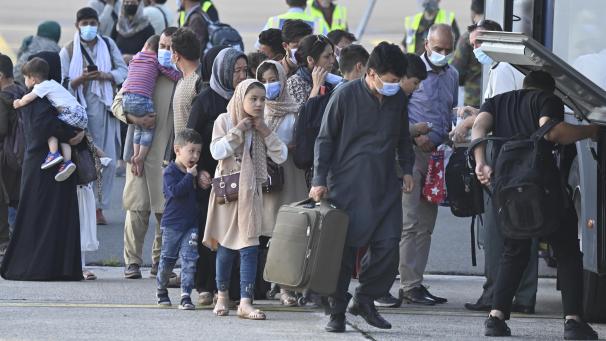 <p>Evakuierte aus Kabul nach ihrer Ankunft auf dem Militärflughafen Melsbroek.</p>