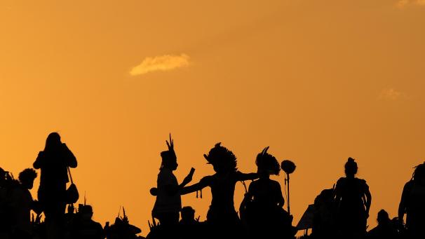 <p>Indigene nehmen an dem Camp mit dem Titel „Luta pela Vida“ (dt. „Kampf für das Leben“) vor dem Nationalkongress teil. Die Gruppen kommen zu einer einwöchigen Mobilisierung für den „Kampf für das Leben“ in die Hauptstadt, um gegen ein Urteil des Obersten Gerichtshofs zu protestieren, das die Rechte auf ihr Land untergraben könnte, sowie gegen die Regierung von Präsident Bolsonaro.</p>