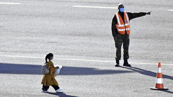 <p>Am Mittwoch auf dem Rollfeld von Melsbroek: ein evakuiertes Mädchen auf dem Weg vom Flugzeug zum Bus, der es zur Militärkaserne von Peutie bringt.</p>