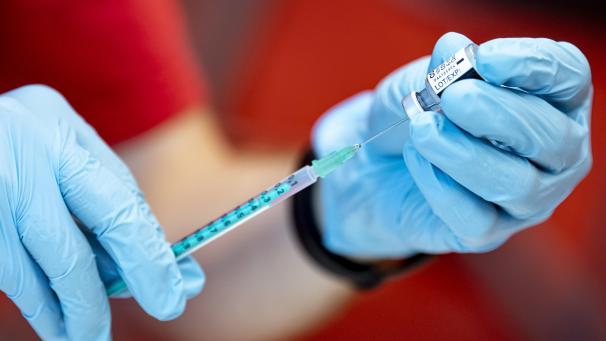 <p>Auch wenn sich geimpfte Menschen mit dem Coronavirus infizieren, hilft die Spritze dennoch.</p>