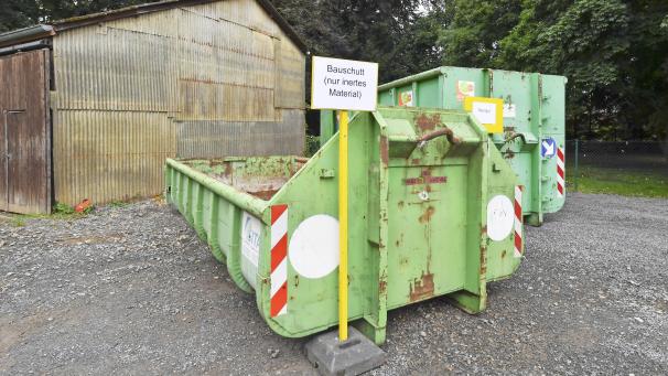 <p>In diesen Containern kann der Müll entsorgt werden.</p>