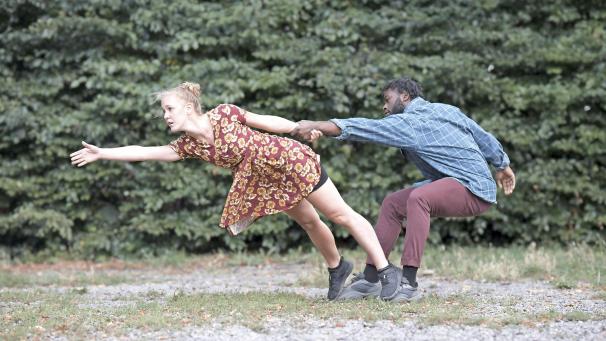 <p>Das belgische Duo Nina Plantefève-Castryck und Alex Akuete zeigt progressiven abstrakten Tanz.</p>