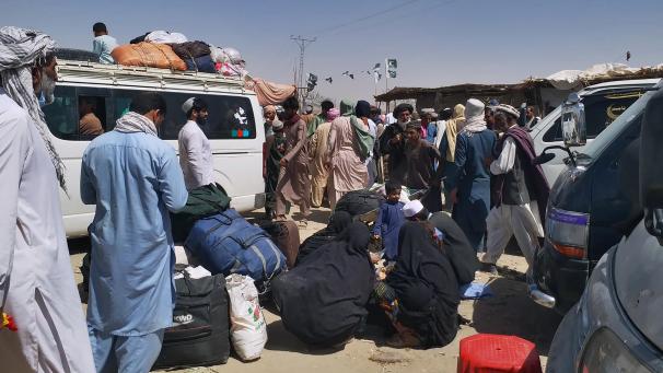 <p>Afghanische Familien warten nach der Einreise nach Pakistan an einem Grenzübergang.</p>