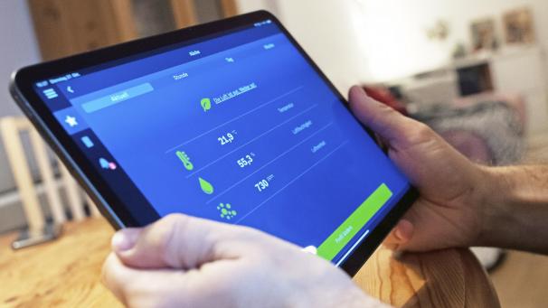<p>Über ein Tablet wird die Luftqualität im Wohnzimmer gesteuert. Das Risiko eines Datenzugriffs auf Smart-Home-Geräte scheint laut den Untersuchungen von Verbraucherschützern groß.</p>