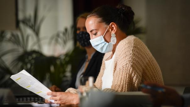 <p>DG-Unterrichtsministerin Lydia Klinkenberg während einer Pressekonferenz am Donnerstag.</p>