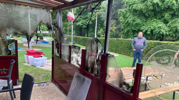 <p>Die Terrasse des Cafés der Minigolfanlage am Klinkeshöfchen in Eupen wurde von den Flammen zerstört. Das Gebäude an sich blieb unbeschädigt.</p>