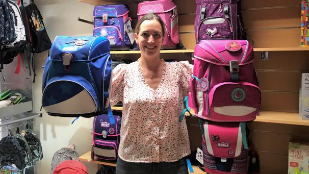 <p>Kennt sich mit Schultaschen bestens aus: Yvonne Hilligmann.</p>