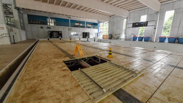 <p>Der Hubboden des Sportbeckens ist stark verunreinigt. Vieles deutet darauf hin, dass er komplett erneuert werden muss.</p>