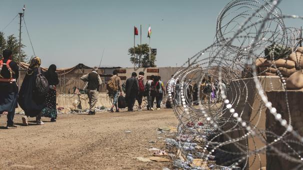 <p>Die Lage am Flughafen von Kabul ist noch dramatischer als in den letzen Tagen. Immer noch hoffen Tausende Menschen auf Rettung durch Evakuierung. Hauptsächlich die USA fliegen noch Menschen aus.</p>