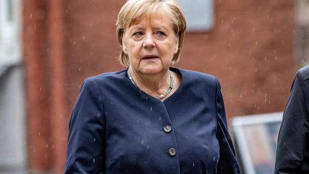 <p>Im Regen begab sich die scheidende Bundeskanzlerin Angela Merkel zum Aachener Dom.</p>