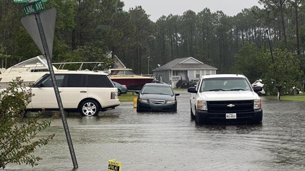 <p>Schon vor der Ankunft das eigentlichen Hurrikans hat Ida Straßen der Stadt Pass Christian überflutet.</p>
