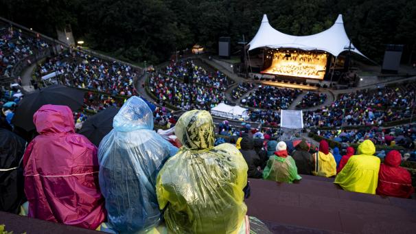 <p>Das miese Wetter konnte die Bewunderer der Berliner Philharmoniker nicht vom Dabeisein an der Waldbühne aufhalten.</p>