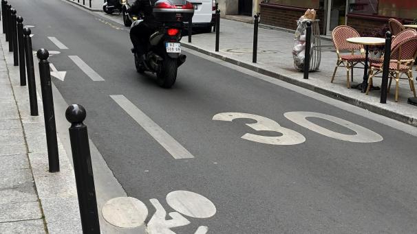 <p>Großflächig mit Ausnahme der Autobahnen und Verbindungswege führt Paris’ Bürgermeisterin, Anne Hidalgo, Tempo 30 ein. Widerstand rührt sich, vor allem bei den Pendlern.</p>