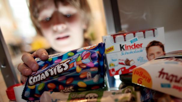 <p>Gesundheitsamt: Kinder sind nicht ausreichend gegen Werbung für ungesunde Lebensmittel geschützt.</p>