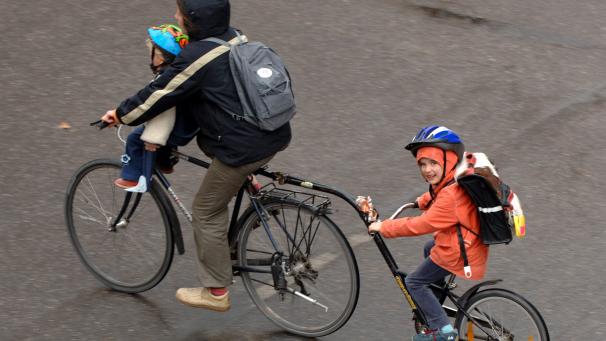 <p>Ein Kind im Kindersitz, das zweite auf dem Anhängerfahrrad. Das Kinderfahrrad, das hinten an das Fahrrad des Erwachsenen angehängt wird, erwies sich bei Crashtests als das am wenigsten sichere System.</p>