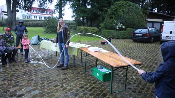 <p>Mit einem Seil wird gezeigt, wie sich die Ultraschallwellen ausbreiten und zurückkommen.</p>