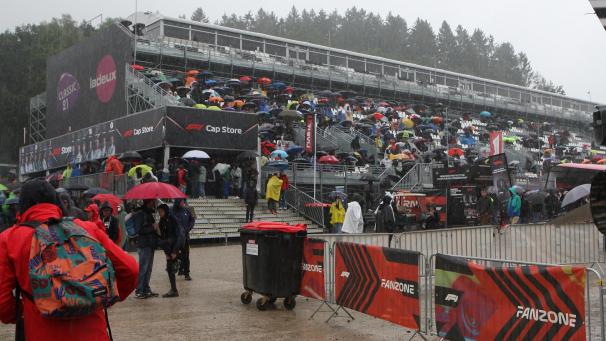 <p>Festival der Regenschirme in Spa-Francorchamps: Das Wetter meinte es nicht gut mit den Zuschauern.</p>