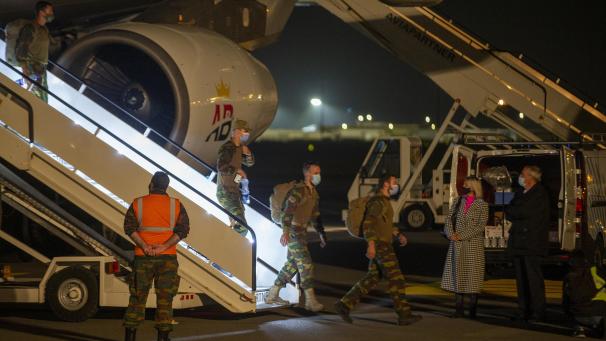 <p>Die zurückgekehrten Soldaten wurden auf dem Rollfeld von Verteidigungsministerin Dedonder (2.v.r.) begrüßt.</p>