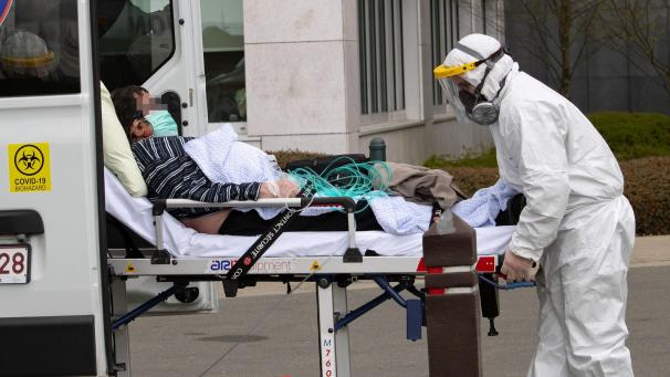 <p>Das war im April 2020: Ein Covid-Patient einer Brüsseler Klinik wird verlegt.</p>