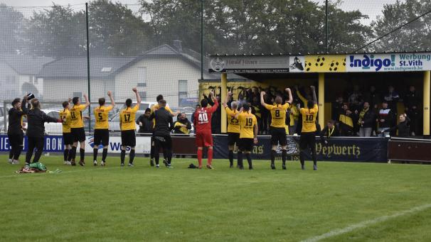 <p>Endlich wieder mit den Fans feiern: Der KFC Weywertz jubelt über den Heimsieg gegen Geer.</p>