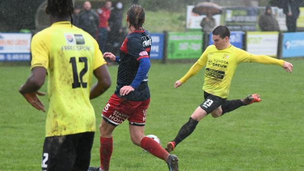 <p>Raeren-Eynatten (Florent Offerman im Bild) wartet weiter auf seinen ersten Punkt.</p>