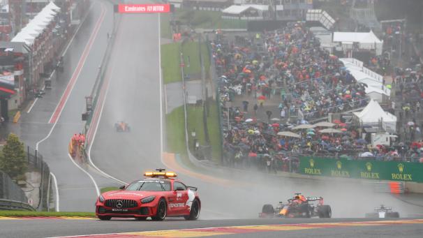 <p>Das wechselhafte Wetter setzte nicht nur den Fahrern und Teams zu, sondern auch den bis zu 75.000 Besuchern täglich.</p>