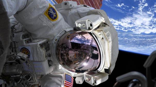 <p>Die US-Astronautin Christina Koch ist bei einem Außeneinsatz an der Internationalen Raumstation (ISS) im Einsatz.</p>
