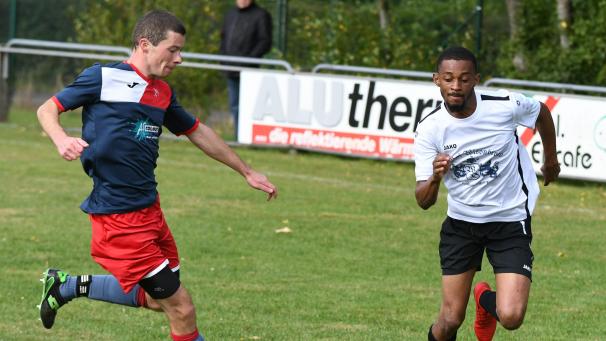 <p>Jérôme Comoth (links) und die Elsenborner lagen bereits zur Pause mit 1:4 zurück.</p>