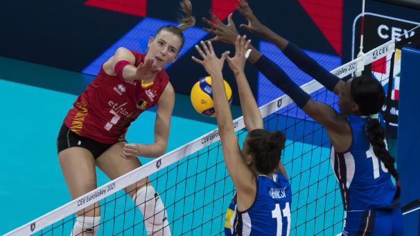 <p>Celine Van Gestel (links) im Kampf mit dem italienischen Zweierblock</p>