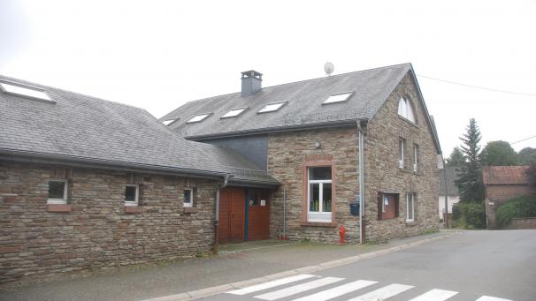 <p>Weil die erforderliche Mindestschülerzahl im kommenden Schuljahr nicht erfüllt werden kann und zudem keine Lehrerin bzw. kein Lehrer angeworben werden konnte, hat die Gemeinde Burg-Reuland die Dorfschule in Espeler vorerst geschlossen.</p>