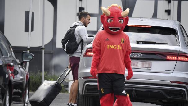 <p>Kapitän Eden Hazard wird vom Maskottchen begrüßt.</p>