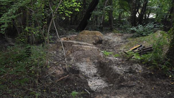 <p>Jugendliche haben auf dem Areal, auf dem die Produktionsreste der Fabrik wahrscheinlich entsorgt wurden, eine Cross-Piste angelegt.</p>