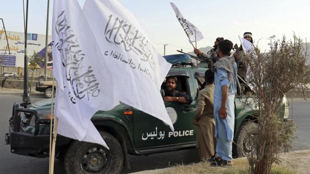 <p>Kämpfer der Taliban jubeln nach dem US-Abzug mit Fahnen: Viele Einwohnerinnen und Einwohner Afghanistans versuchen nach der Machtübernahme durch die Taliban, aus dem Land zu fliehen, während gleichzeitig finanzielle Verzweiflung in der afghanischen Hauptstadt herrscht.</p>