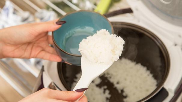 <p>Zu viel gekochter Reis sollte sofort in den Kühlschrank und spätestens am nächsten Tag verzehrt werden.</p>