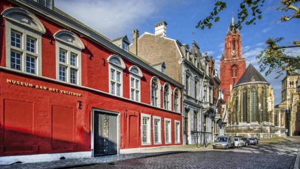 <p>Das Fotografie-Museum befindet sich in einem Kapitelhaus aus dem 16. Jahrhundert, in dem Kaiser Karl V. während seiner Besuche in Maastricht zwischen 1519 und 1550 wohnte.</p>