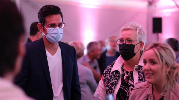 <p>Chantal Lenz - hier mit DG-Minister Antoniadis (ganz links) zu sehen - wird künftig die Zügel beider Impfzentren in der Hand halten.</p>