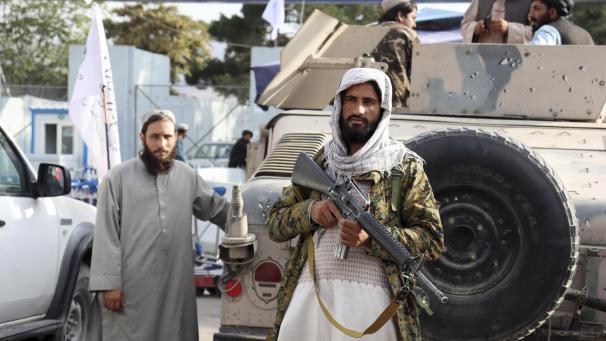 <p>Kämpfer der Taliban stehen nach dem Abzug der USA vor dem internationalen Flughafen Hamid Karzai: Mit dem Abzug der letzten US-Soldaten vom Flughafen Kabul haben die Vereinigten Staaten den Militäreinsatz in Afghanistan nach fast 20 Jahren beendet.</p>