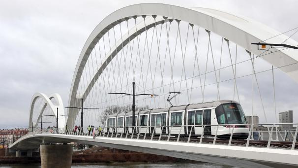 <p>Eine Straßenbahn der Tramlinie Straßburg-Kehl fährt von Straßburg über den Rhein nach Kehl.</p>