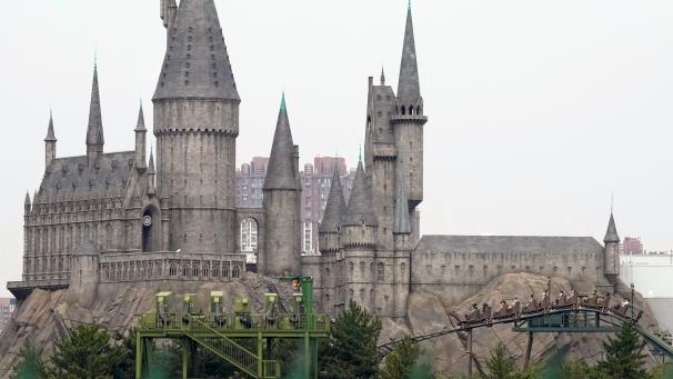 <p>Besucher fahren im Vergnügungspark von Universal Studios im Rahmen eines Probelaufs auf einer Achterbahn.</p>