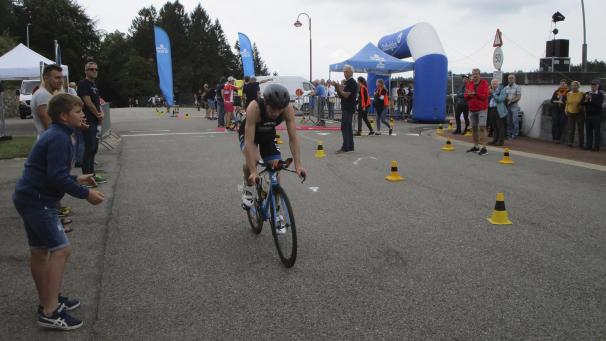 <p>Ob die Radfahrer beim Start zum Eupener Triathlon zuerst entlang der Talsperre fahren werden ist fraglich. Erst eine Woche vor dem Wettkampf wird sich entscheiden ob dieser Abschnitt freigegeben wird.</p>