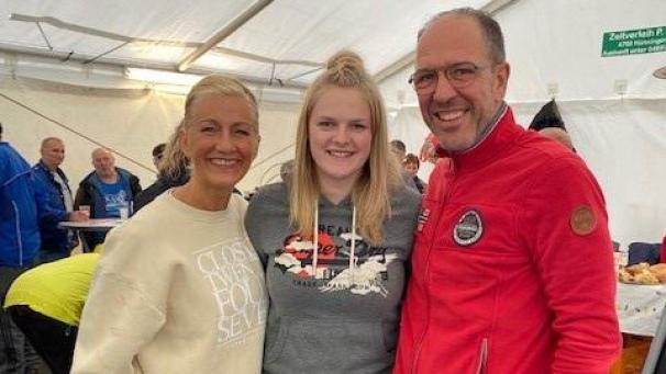 <p>Edith Servais (l.) kümmerte sich gemeinsam mit Mitarbeiterin Valerie und ihrem Mann Raymond um den Wandertag.</p>