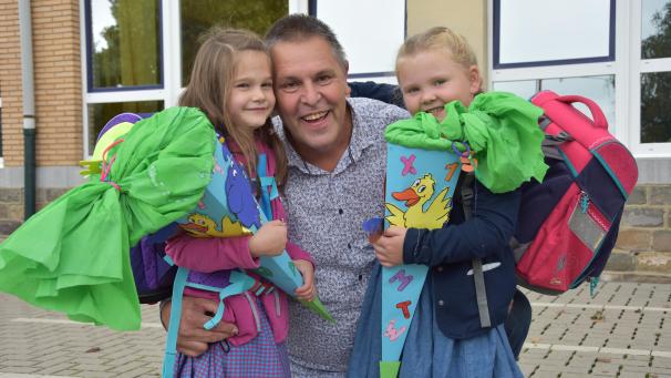 <p>Letztes Jahr war André Bulkaert noch der Kindergärtner von Marie (l.) und Mayla (r.). Dieses Schuljahr wechselt er vom Klassenraum ins Büro des Schulleiters.</p>