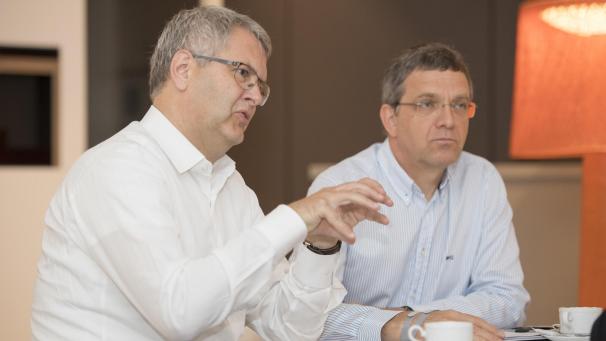 <p>Hubert Bosten und Bernd Vorhagen erläutern das Engagement von NMC für die Aktion „Musik hilft“, die am Wochenende in Eupen stattfindet.</p>