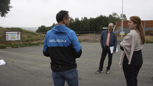 <p>Das Bild zeigt Philippe Heck (Biathlonverband), Stephan Noel vom Verwaltungsrat in Herzebösch und die zuständige DG-Ministerin Isabelle Weykmans beim Ortstermin am Mittwoch in Elsenborn.</p>