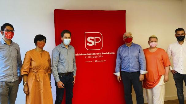 <p>Gruppenbild mit Maske: Regionalsekretär Jean-Pierre Wetzels, Kirsten Neycken-Bartholemy, SP-Präsident Matthias Zimmermann und die SP-Fraktionsmitglieder Charles Servaty (Fraktionsvorsitzender), Céline Kever und Patrick Spies (von links) am Mittwoch nach dem Pressegespräch im Parlament.</p>