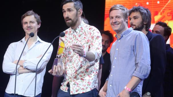 <p>Seit über 20 Jahren gehört Daniel Offermann (Mitte) zu den Girls in Hawaii. Diese Aufnahme stammt aus dem Jahr 2016, als die Band in den Lütticher Médiarives-Studios mit zwei sogenannten „D6bels Music Awards“ ausgezeichnet wurde.</p>