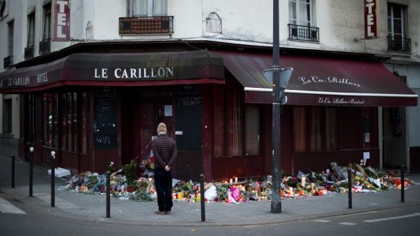 <p>Ein Mann steht vor dem Pariser Café Carillon in der Rue Alibert, vor dem zahlreiche Blumen und Kerzen niedergelegt wurden. Bei einer koordinierten Anschlagsserie hatten Extremisten des Islamischen Staats (IS) 130 Menschen getötet. In der Konzerthalle Bataclan richteten sie ein Massaker an. Am Stade de France sprengten sich während des Länderspiels Frankreich-Deutschland Selbstmordattentäter in die Luft. Der Prozess startet jetzt 8. September und wird vorläufig bis Ende März 2022 andauern.</p>