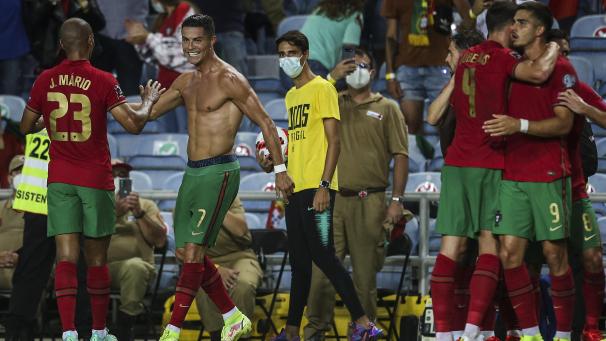 <p>Zeigte eine tolle Leistung gegen Irland: Cristiano Ronaldo (2.v.l.).</p>